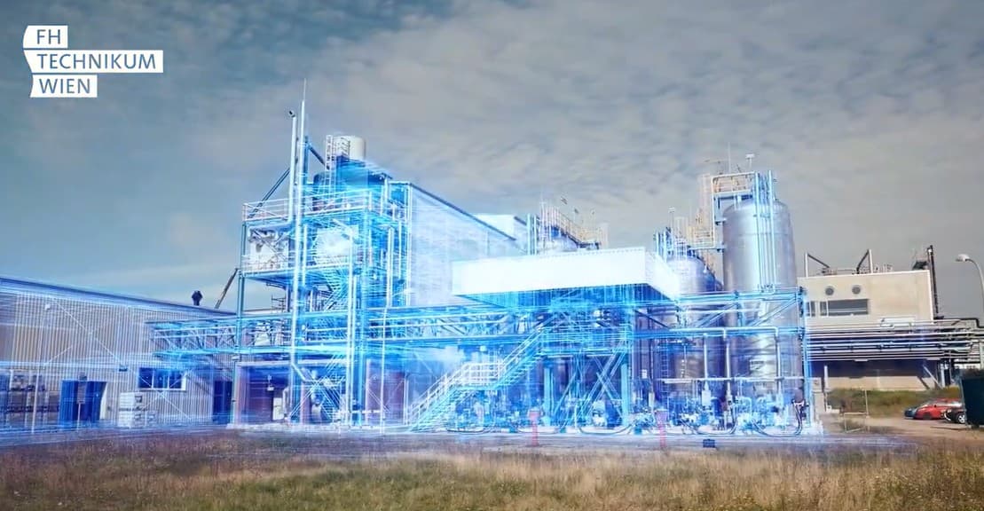 Eine moderne Industrieanlage mit einer digitalen Überlagerung, die Daten oder Technologieintegration visualisiert und komplexe Rohrleitungen und Strukturen vor einem teilweise bewölkten Himmel zeigt. Das Logo des FH Technikum Wien befindet sich in der oberen linken Ecke.