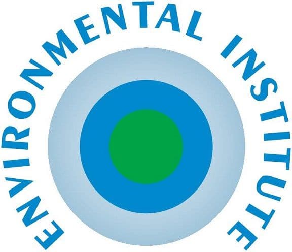Ein Logo mit der Aufschrift „ENVIRONMENTAL INSTITUTE“ in Blau, das drei konzentrische Kreise umgibt: einen grünen Kreis in der Mitte, umgeben von blauen und hellblauen Ringen.