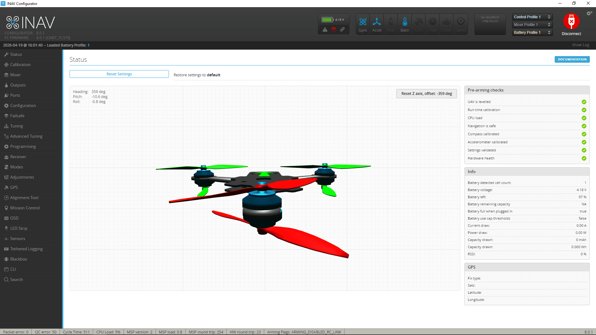 Auf einem Computerbildschirm ist die INAV-Configurator-Software zu sehen, die ein 3D-Modell einer Quadcopter-Drohne, links die Flugdaten und rechts die Schritte der Checkliste zur Voraktivierung anzeigt, von denen die meisten mit grünen Häkchen markiert sind.