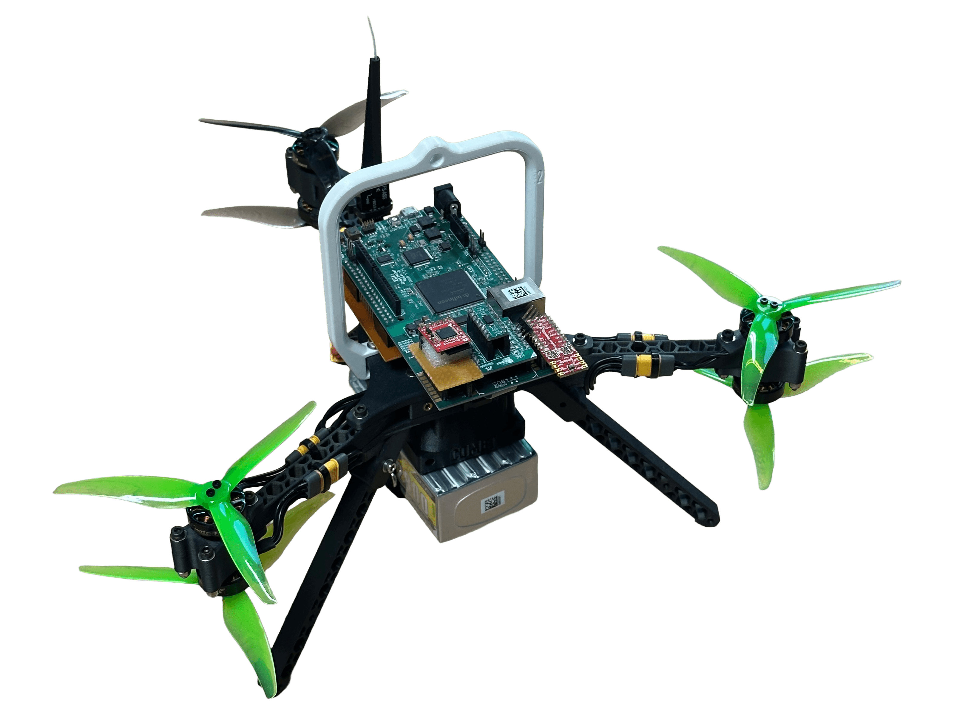 Eine maßgefertigte Quadcopter-Drohne mit vier grünen Propellern, einer freiliegenden Leiterplatte, elektronischen Bauteilen und einem rechteckigen Akku, der an der Unterseite angebracht ist. Der Rahmen der Drohne scheint aus schwarzen und weißen Bauteilen zu bestehen.