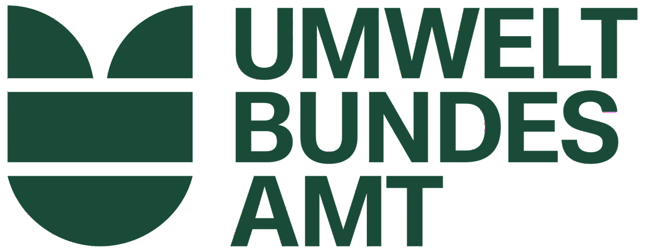 Logo des Umweltbundesamtes, das links ein grünes, stilisiertes geometrisches Motiv und rechts den Namen der Behörde in fetten Großbuchstaben zeigt.