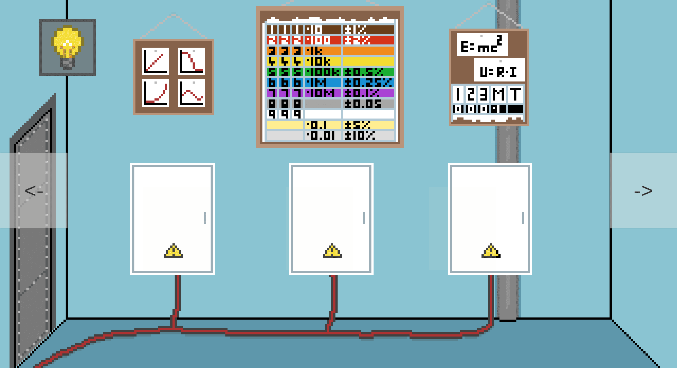Ein Raum im Pixel-Art-Stil mit drei weißen Schalttafeln, roten Kabeln, Diagrammen und Postern mit Gleichungen und Grafiken an blauen Wänden. In der oberen linken Ecke hängt eine Glühbirne. Graue Pfeile zeigen auf den linken und rechten Rand.