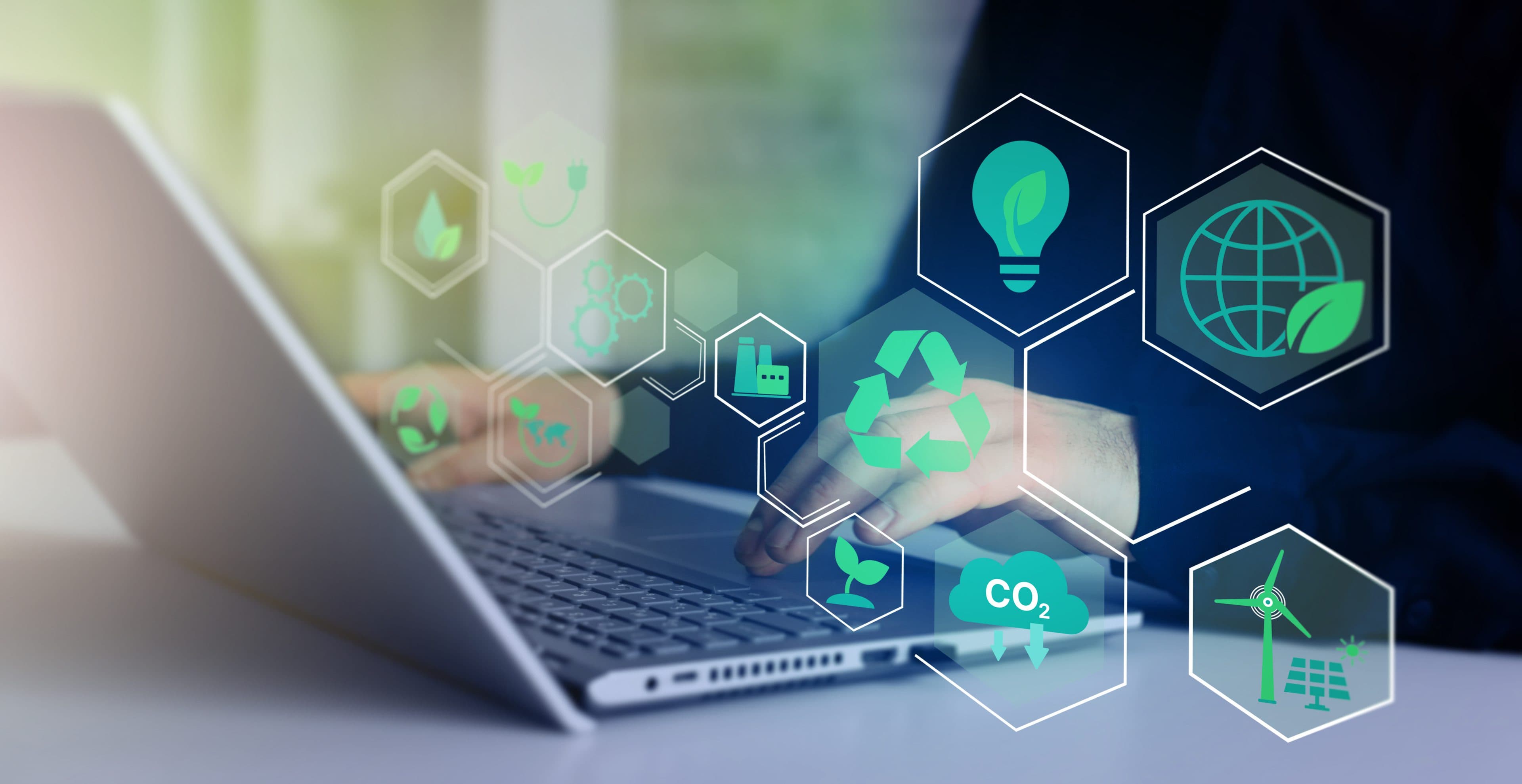Eine Person, die auf einem Laptop tippt, während darüber schwebende Symbole zu sehen sind, die Nachhaltigkeitskonzepte wie Recycling, erneuerbare Energien, Umweltfreundlichkeit, CO₂-Reduzierung und grüne Technologie darstellen.