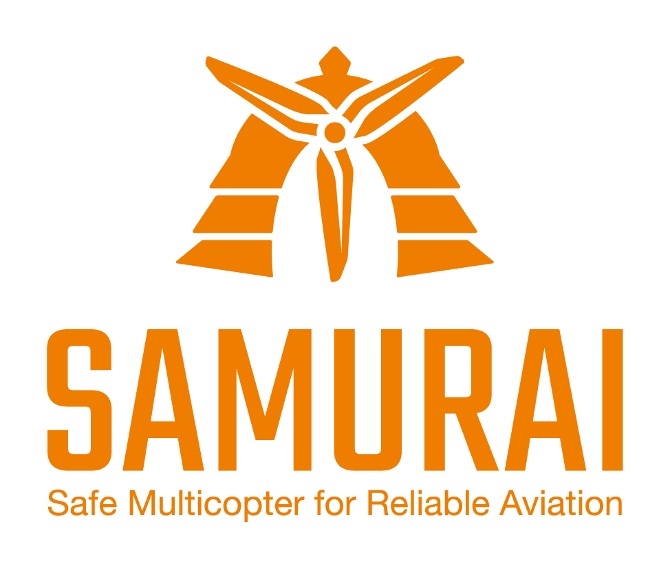 Orangefarbenes Logo mit einem stilisierten Samurai-Helm und einem Propeller über dem Wort „SAMURAI“ sowie dem Slogan „Safe Multicopter for Reliable Aviation“ auf hellem Hintergrund.