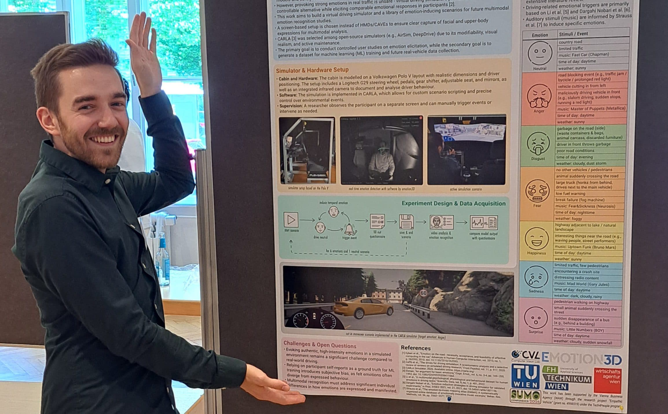 Eine Person lächelt und deutet auf ein großes wissenschaftliches Poster zum Thema „Simulatorbasierte Induktion affektiver Zustände“. Sie steht in einem Innenraum auf einem Holzboden, im Hintergrund sind Fenster und Bäume zu sehen.