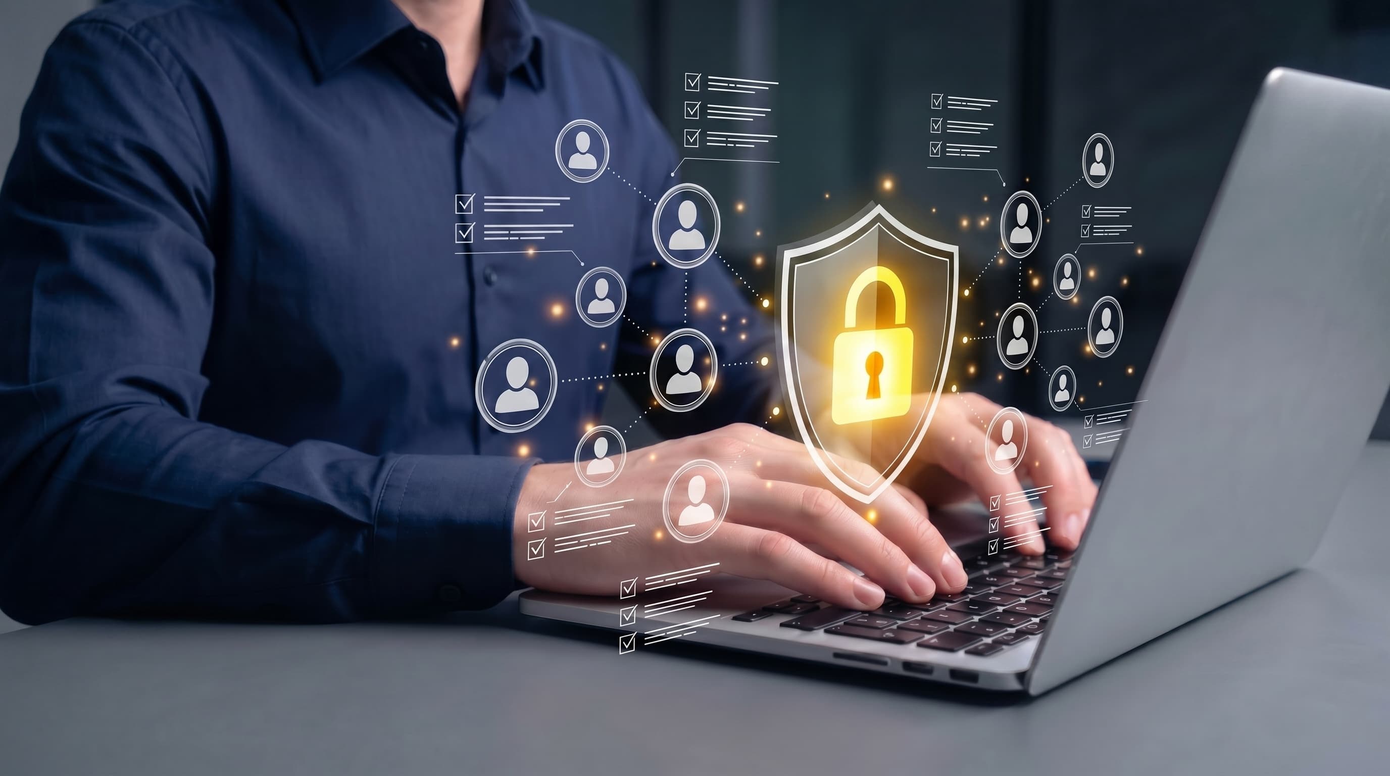 Eine Person tippt auf einem Laptop, auf dem Symbole für Cybersicherheit zu sehen sind, darunter ein leuchtendes Schild und ein Vorhängeschloss, die für Datenschutz und sicheren Zugriff für mehrere Benutzerprofile stehen, vor einem dunklen Hintergrund.