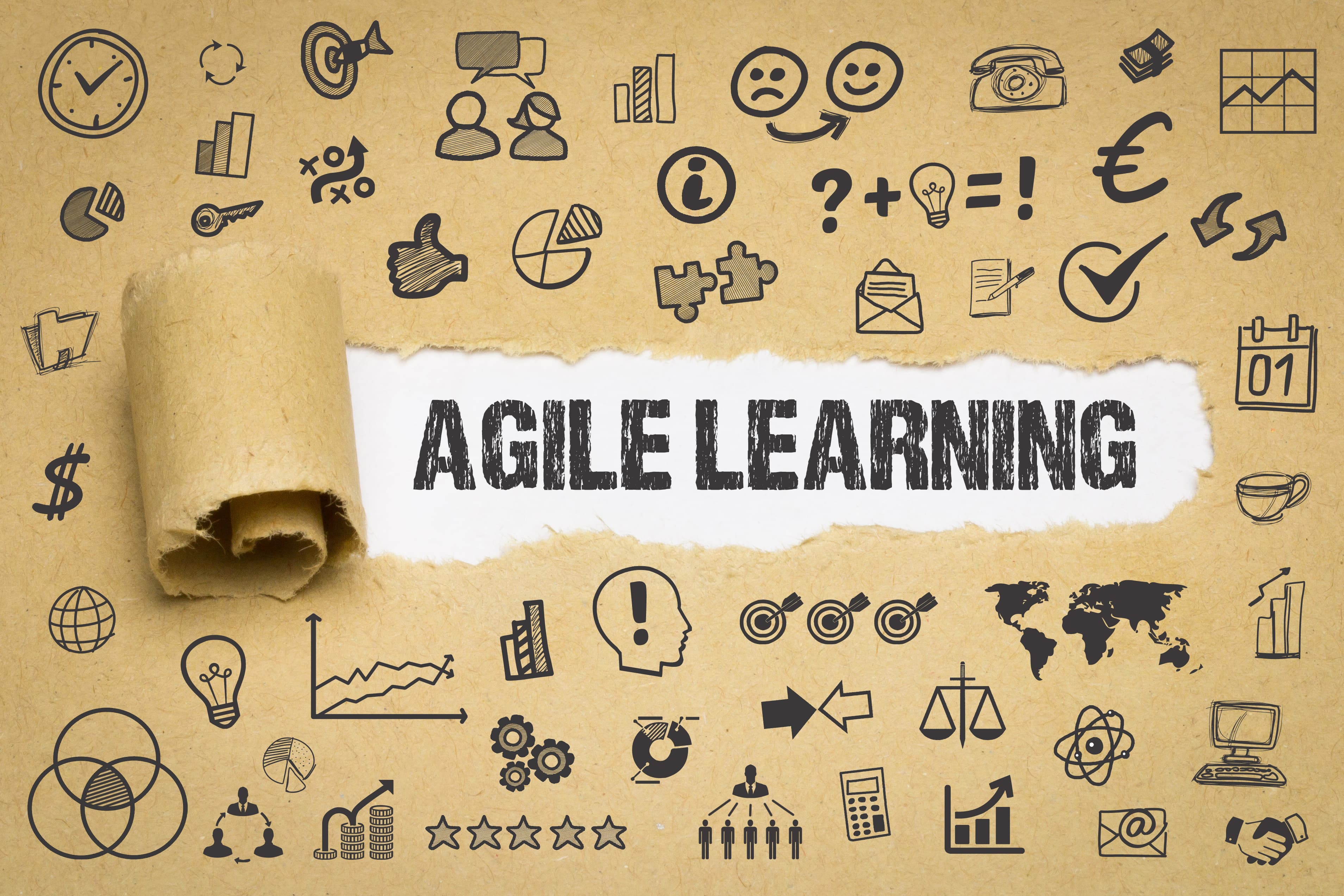 Braunes Papier, das aufgerissen ist und den Schriftzug AGILE LEARNING in Fettdruck enthüllt, umgeben von verschiedenen handgezeichneten Symbolen aus den Bereichen Wirtschaft, Bildung und Kommunikation in schwarzer Tinte auf hellbraunem Hintergrund.