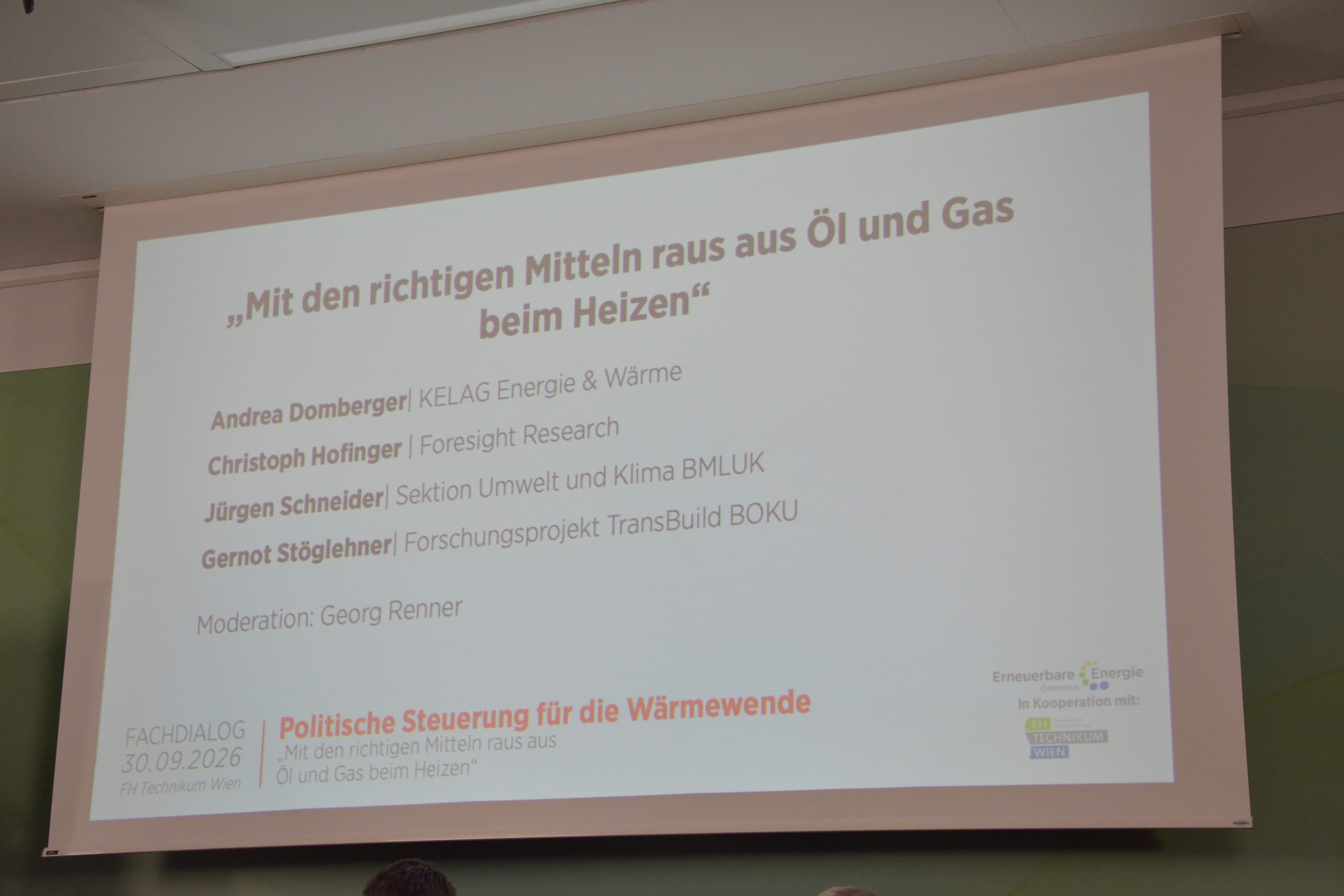 Präsentationsfolie mit dem Titel Mit den richtigen Mitteln raus aus Öl und Gas beim Heizen, in der vier Referenten, der Moderator sowie Veranstaltungsdetails für eine politische Diskussion zur Energiewende aufgeführt sind.